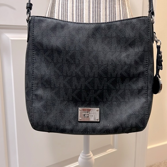 MICHAEL KORS JET SET BLACK MESSENGER BAG - Picture 2 of 6